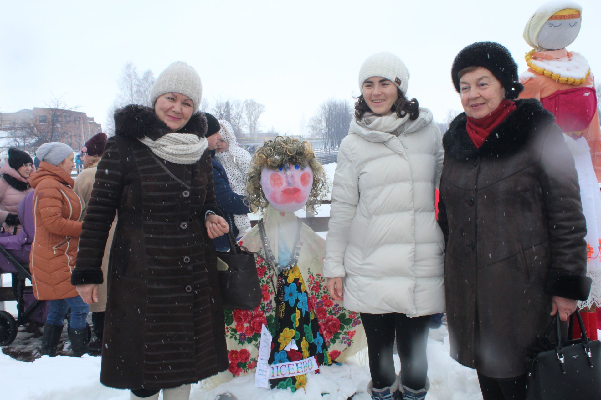 Менделеевск проводил Масленицу: горожане метали валенки, забивали гвозди, угощались этноблинами и вспомнили проводы русской зимы 1990 года