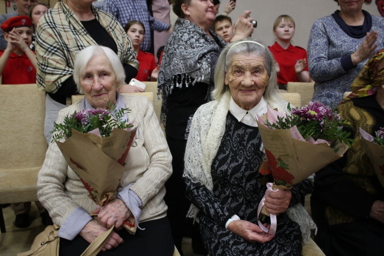 Вдовам и труженикам тыла Менделеевска вручили медали к 75-летию Победы