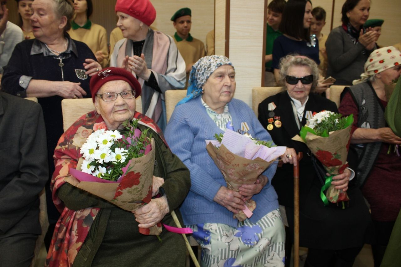 Вдовам и труженикам тыла Менделеевска вручили медали к 75-летию Победы