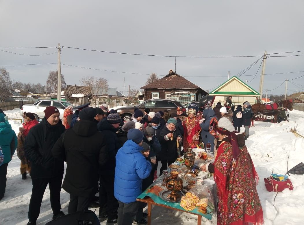 Горячие блины, народные забавы и пылающее чучело — поселковцы отметили Масленицу