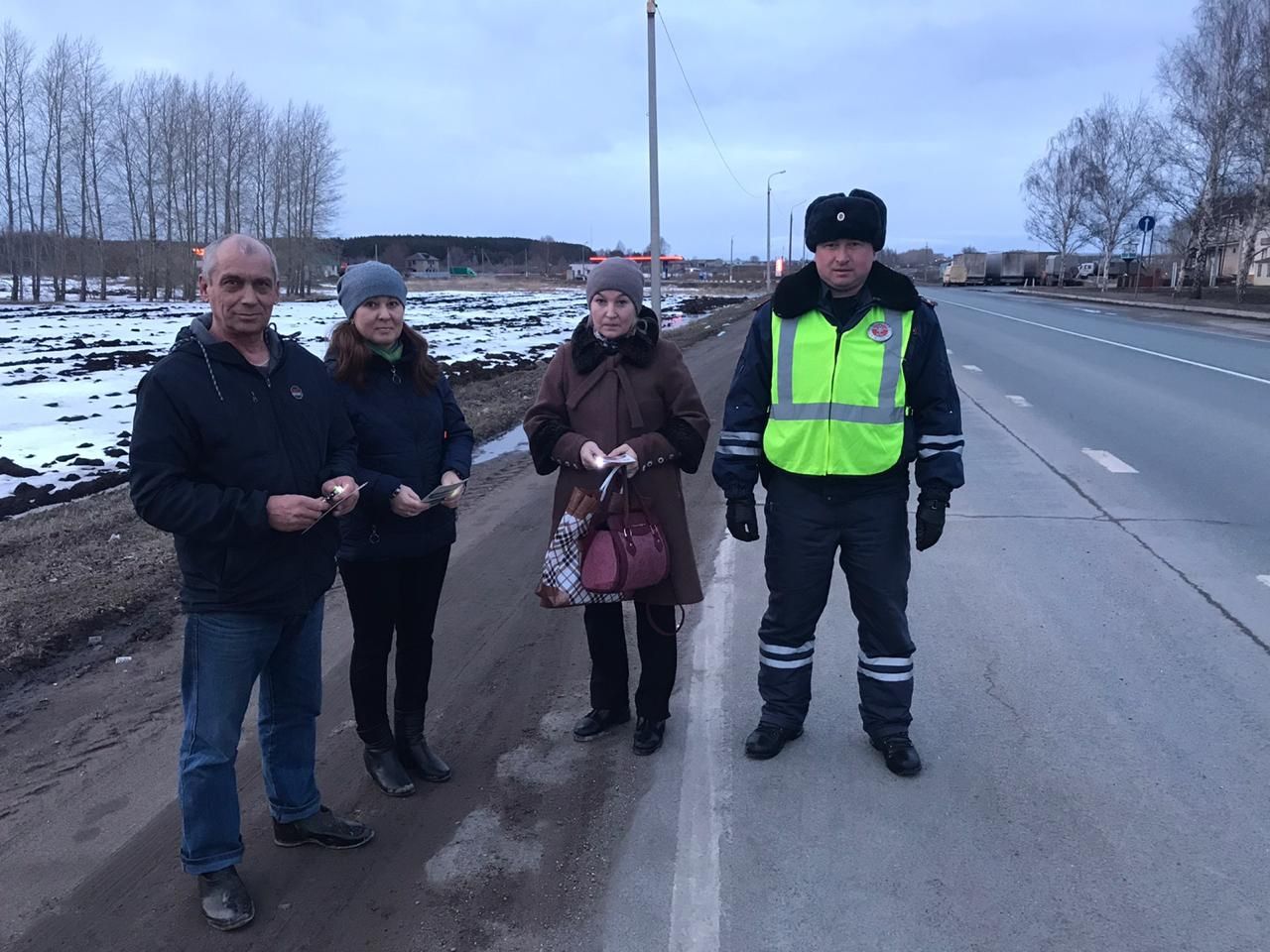 В Менделеевском районе сотрудники ГИБДД раздали фонарики участникам дорожного движения