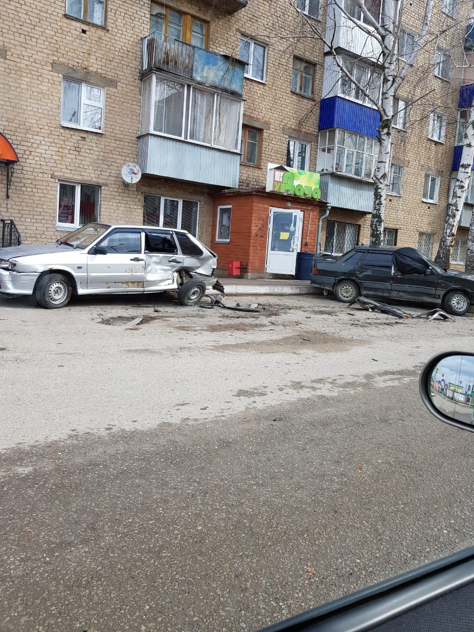 В Менделеевске нетрезвый водитель наехал на припаркованные автомобили