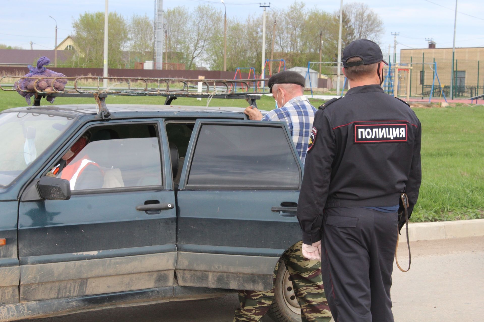 Полицейские вышли на улицы Менделеевска в поисках нарушителей режима самоизоляции