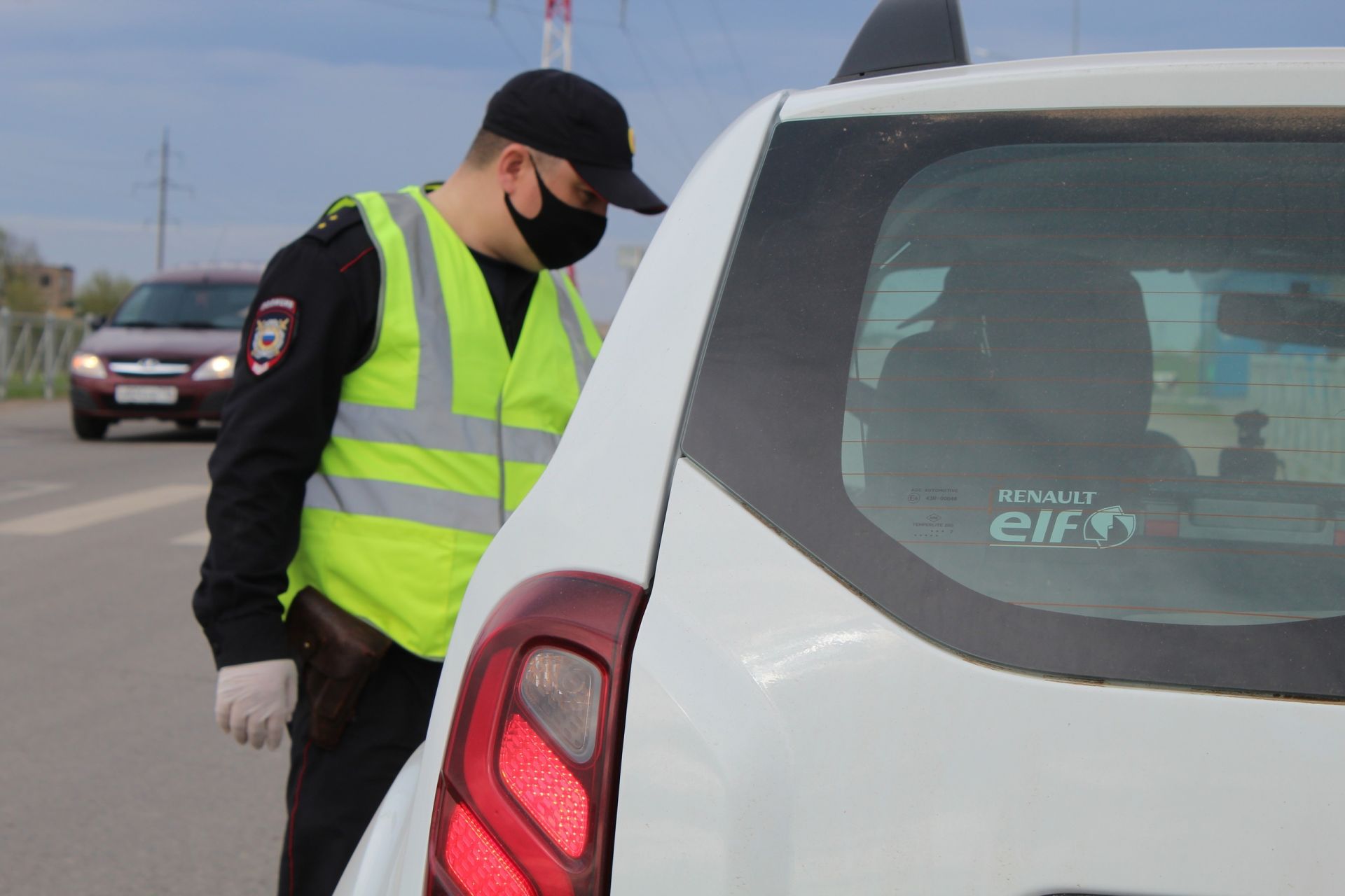 Полицейские вышли на улицы Менделеевска в поисках нарушителей режима самоизоляции