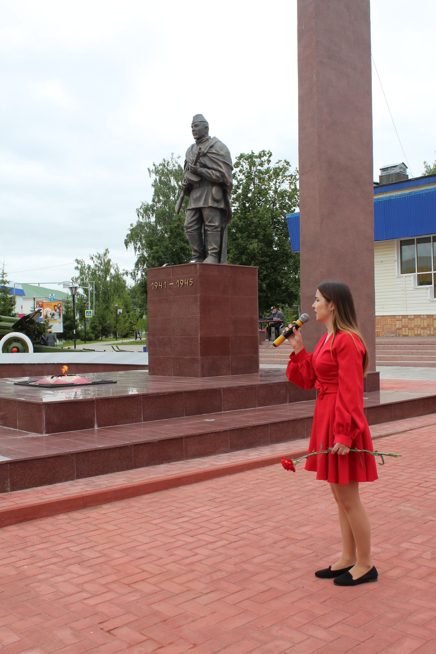 В День памяти и скорби в Менделеевске возложили цветы к Вечному огню