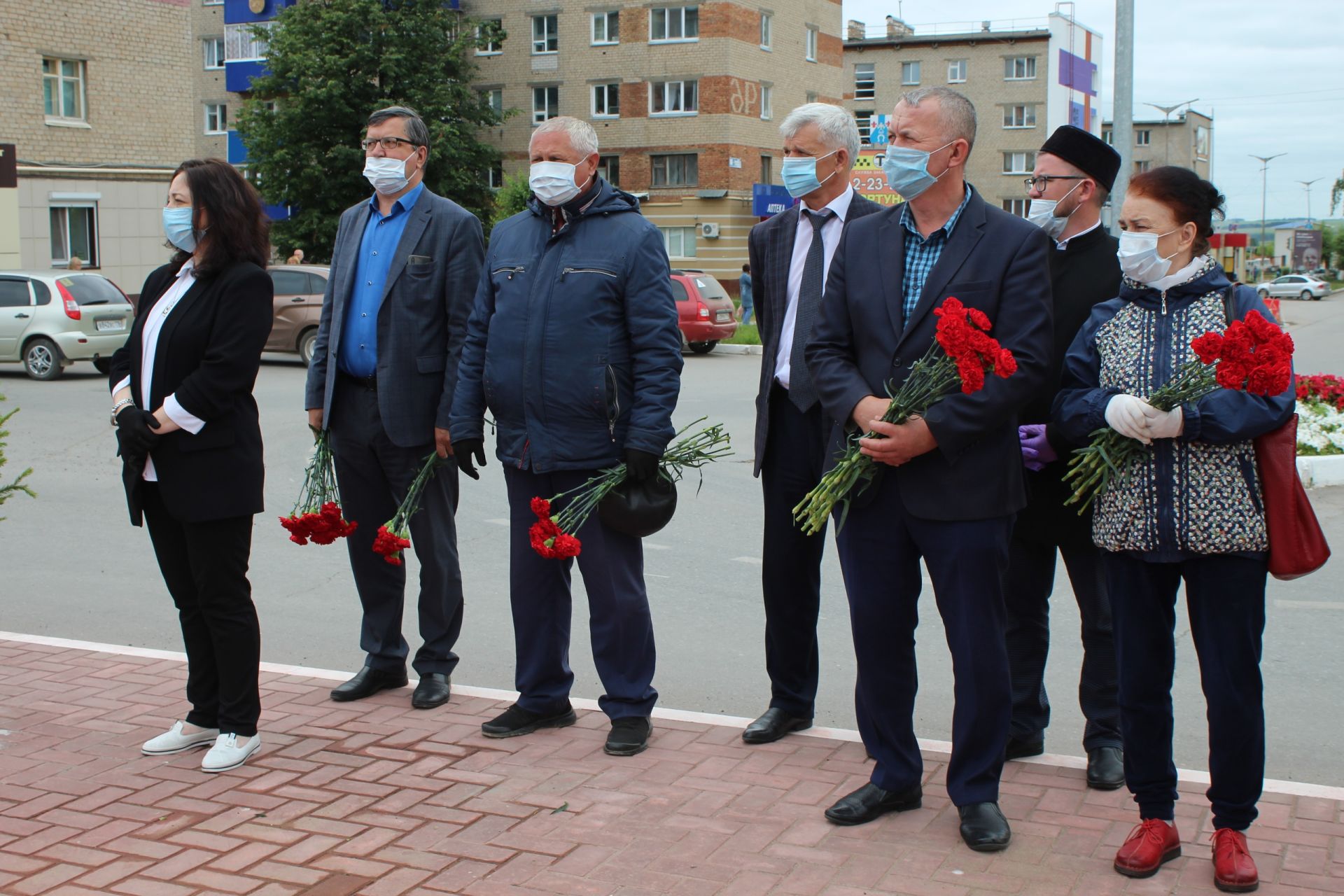 В День памяти и скорби в Менделеевске возложили цветы к Вечному огню