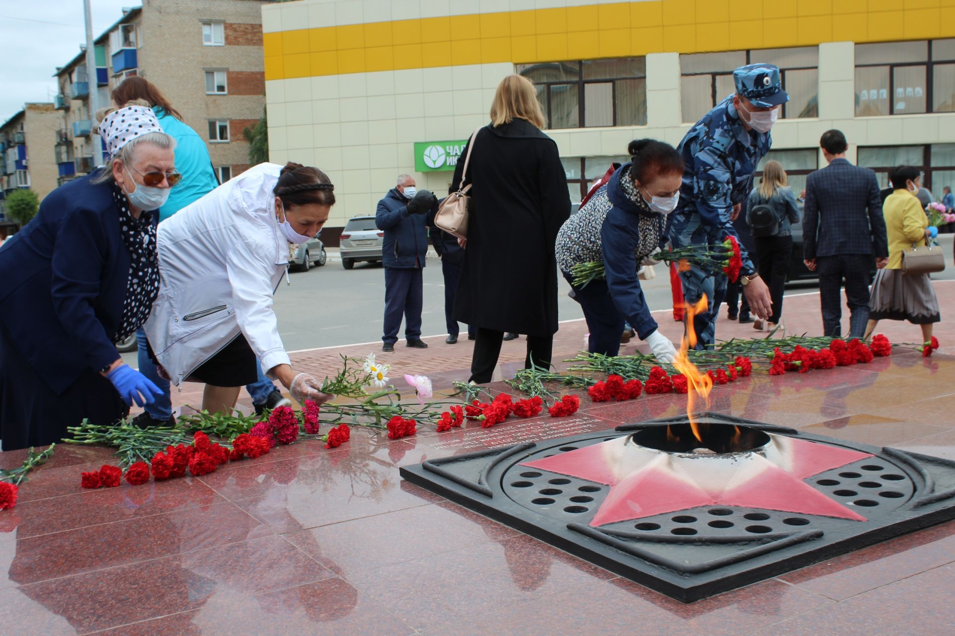 В День памяти и скорби в Менделеевске возложили цветы к Вечному огню