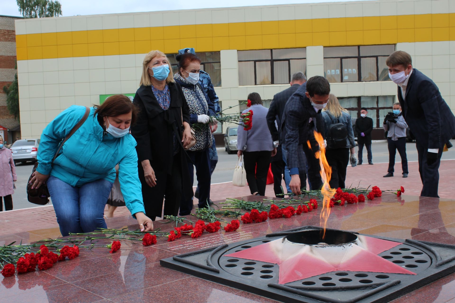 В День памяти и скорби в Менделеевске возложили цветы к Вечному огню