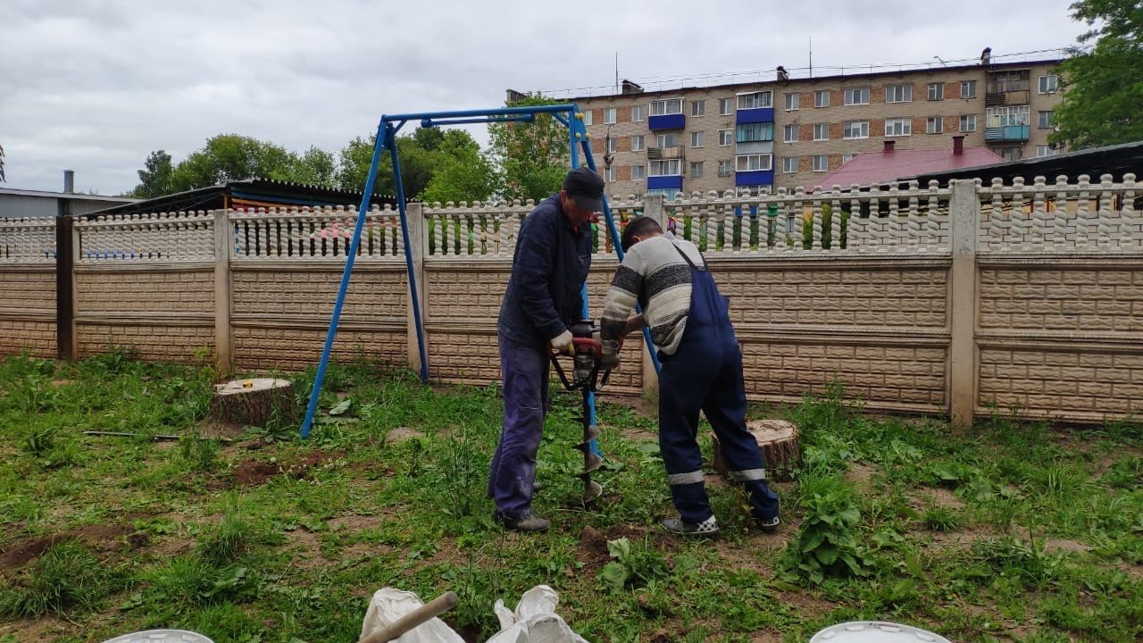 Во дворах Менделеевска устанавливают малые архитектурные формы