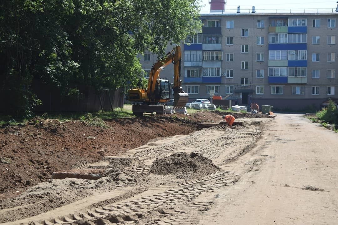 Во дворе дома 4 по улице Чоловского проходит ремонт дорог и тротуаров