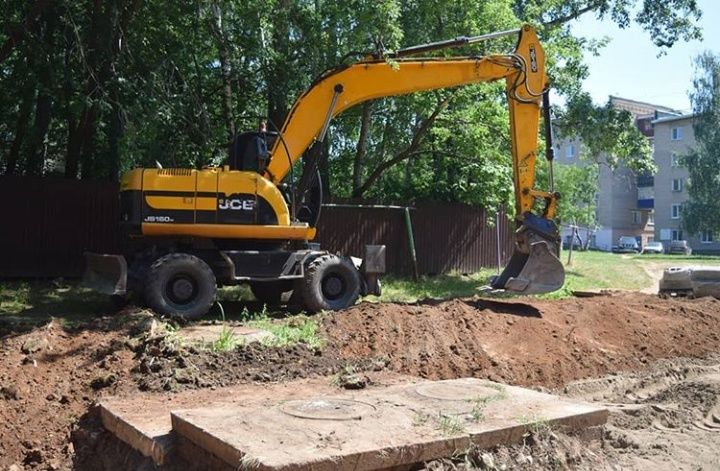 Во дворе дома 4 по улице Чоловского проходит ремонт дорог и тротуаров