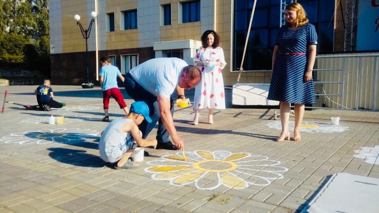 На площади Дворца Культуры появилось «ромашковое поле»