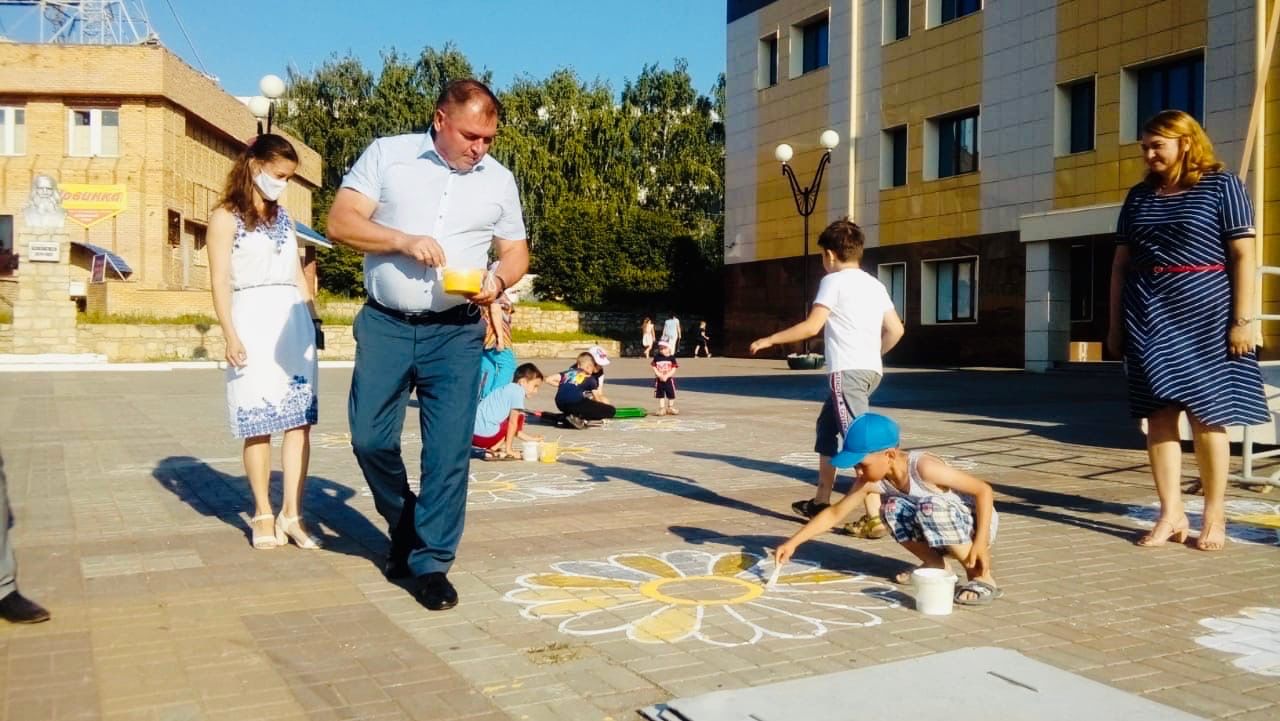 На площади Дворца Культуры появилось «ромашковое поле»