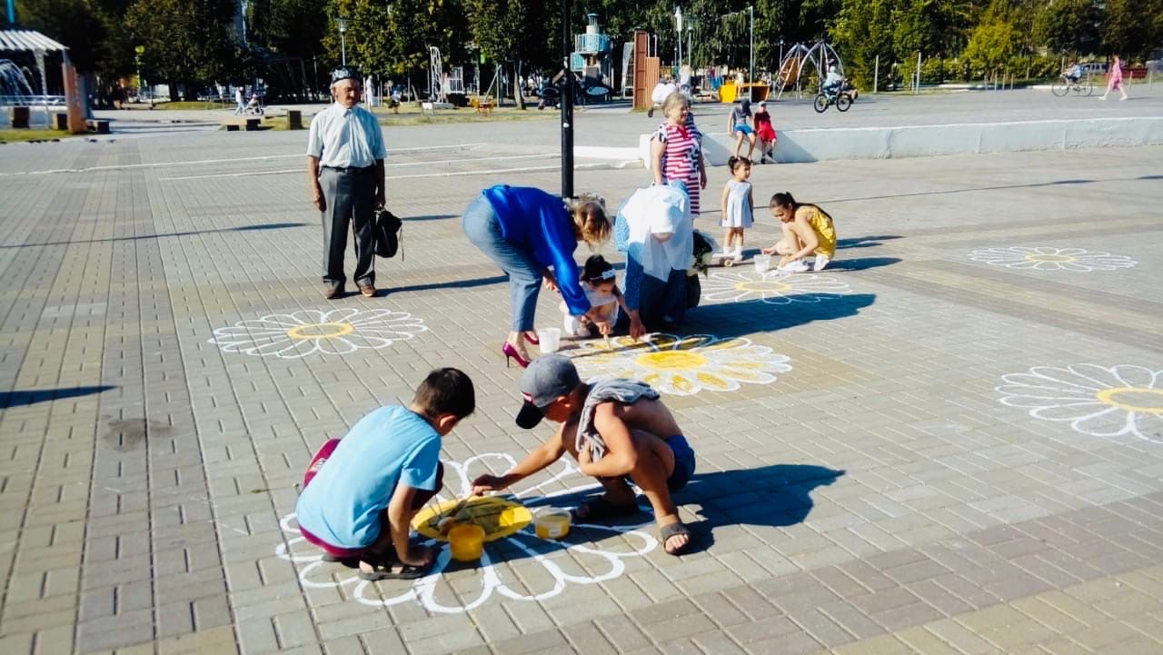 На площади Дворца Культуры появилось «ромашковое поле»