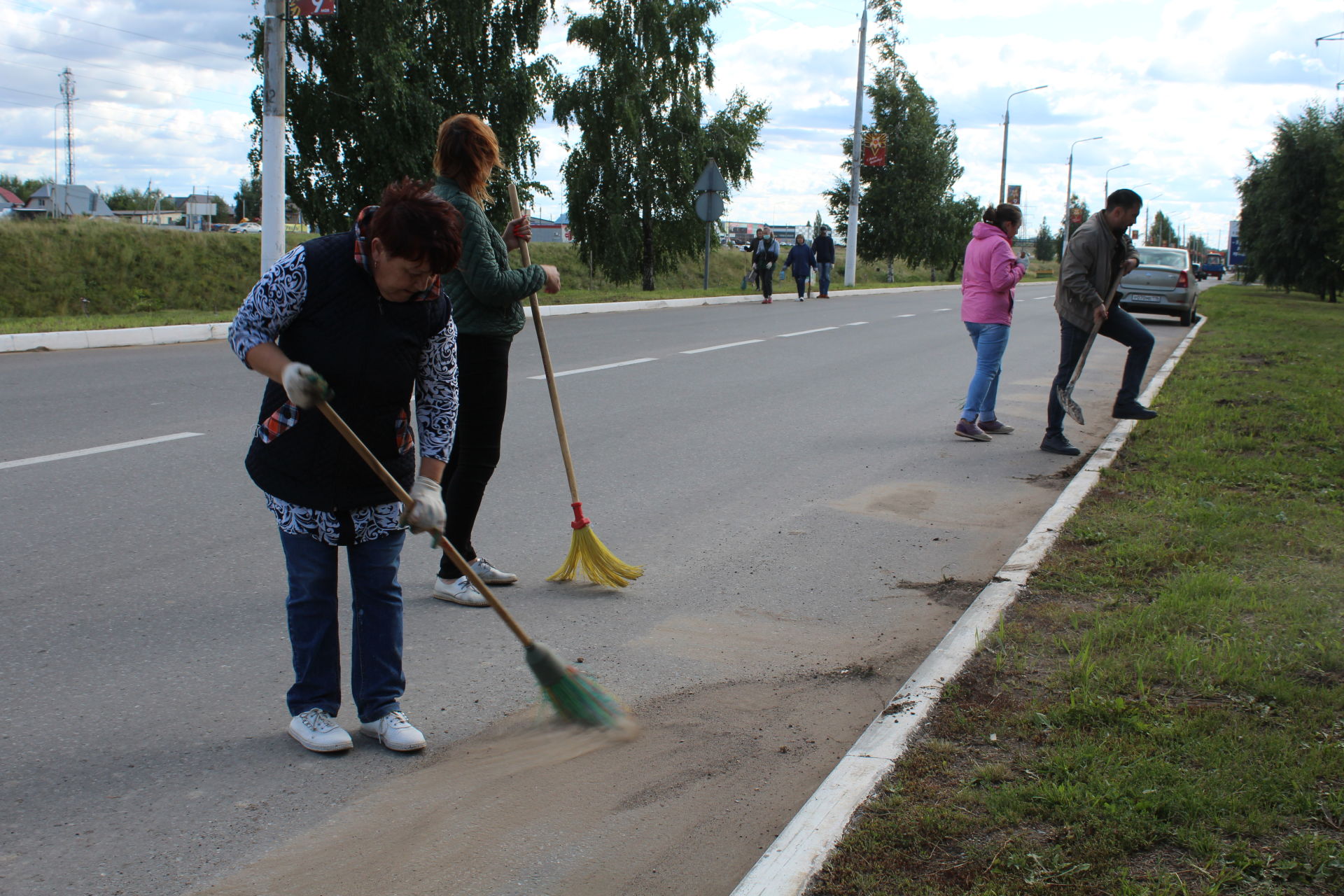 В Менделеевске проходят городские субботники