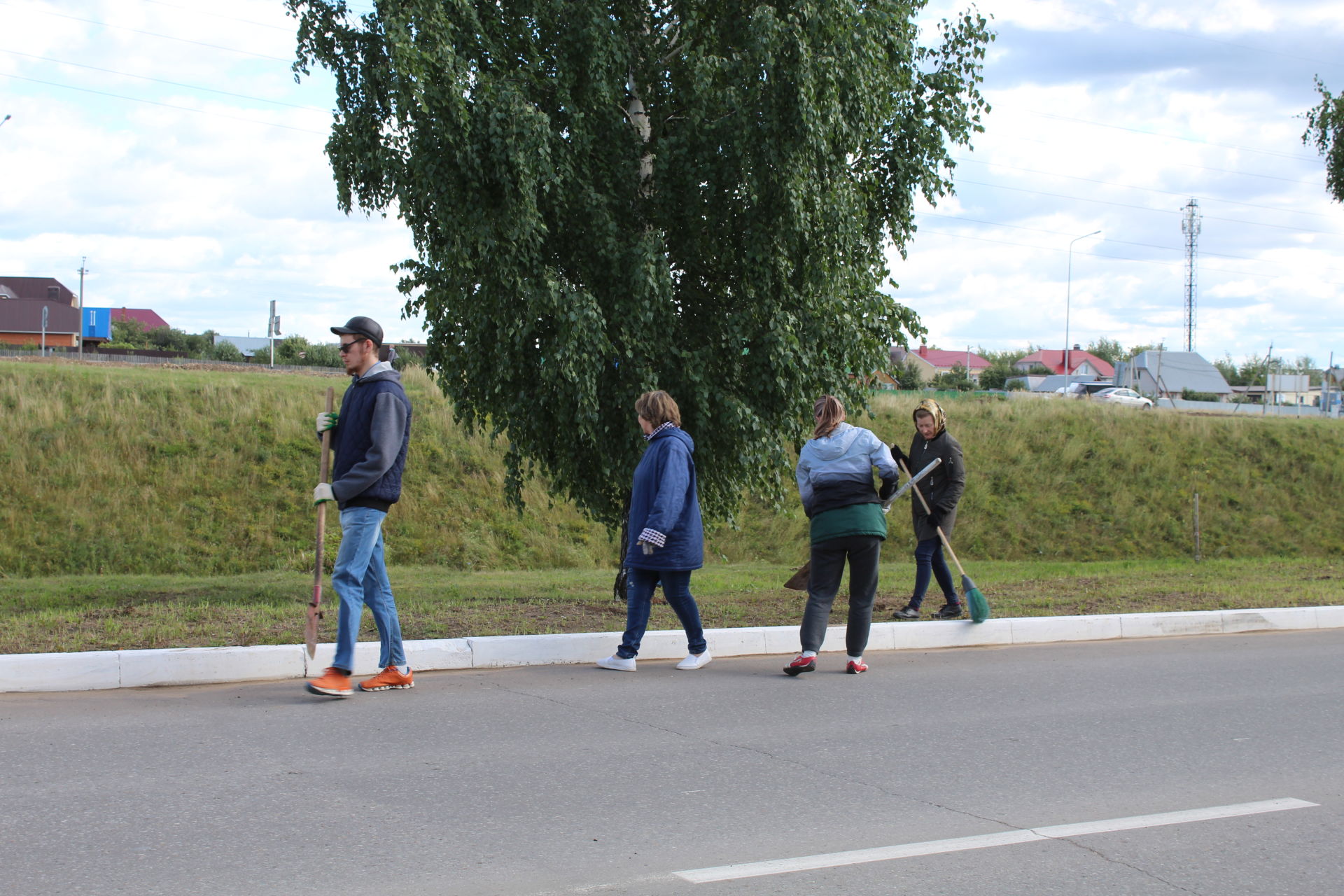 В Менделеевске проходят городские субботники