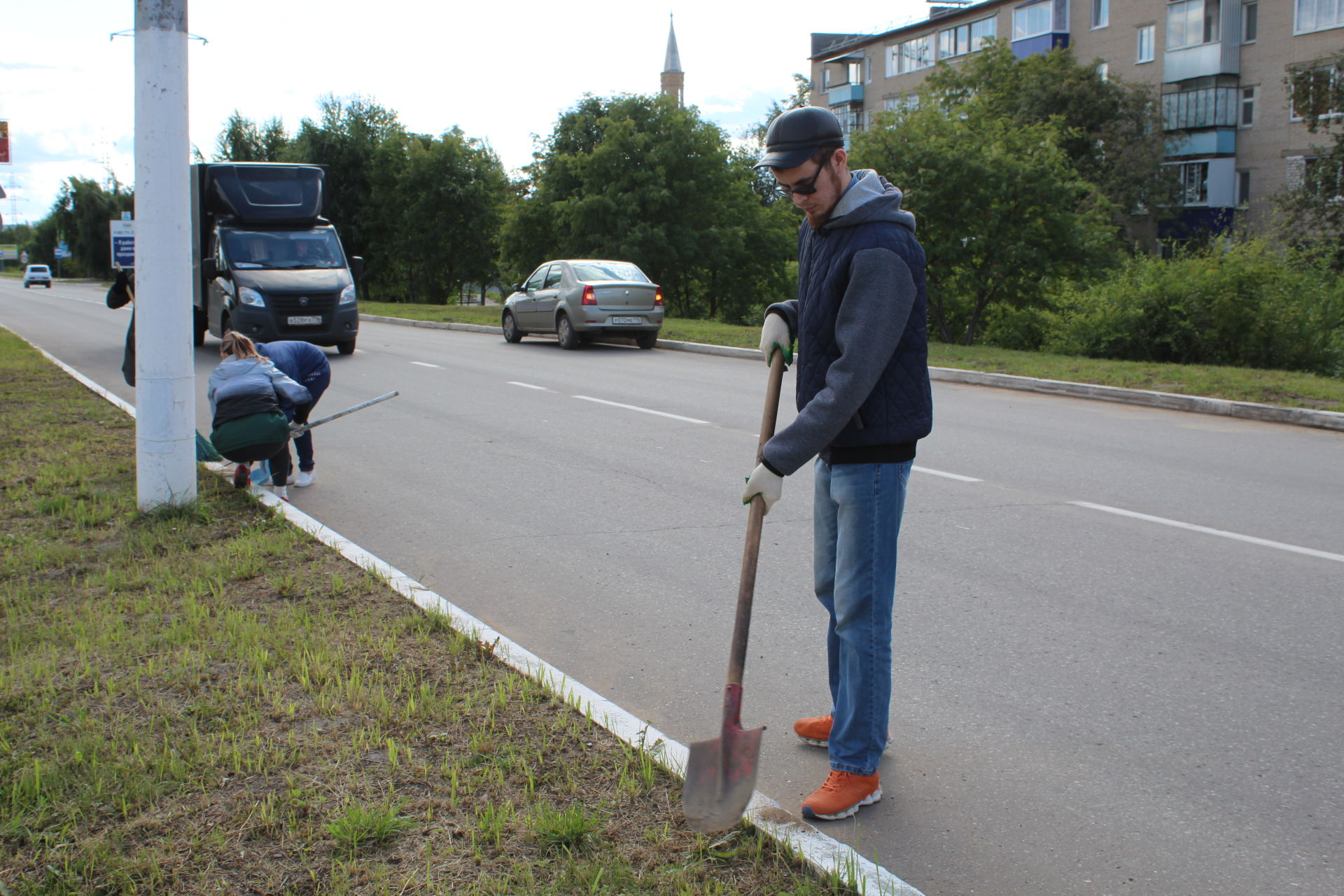 В Менделеевске проходят городские субботники