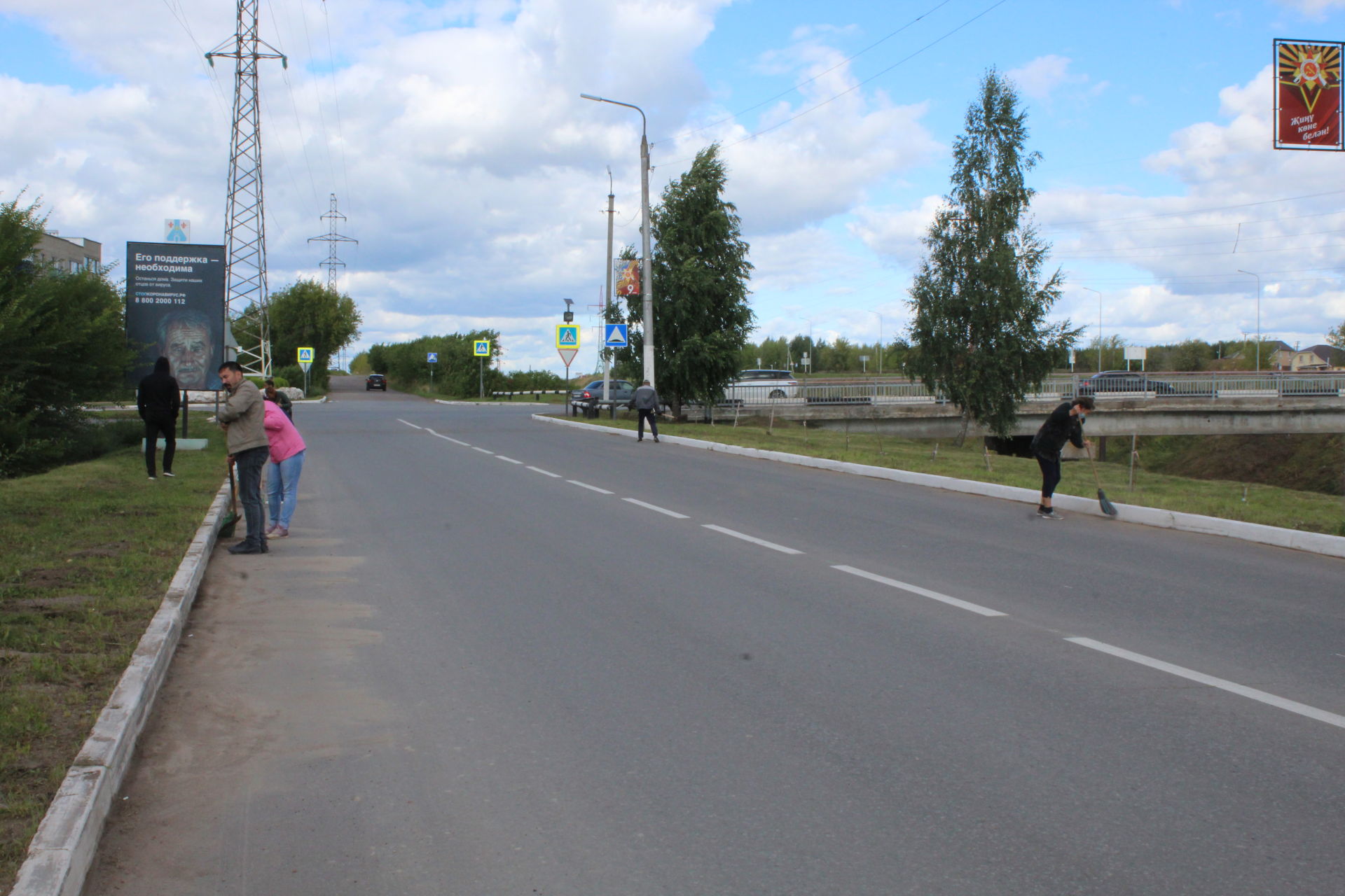 В Менделеевске проходят городские субботники