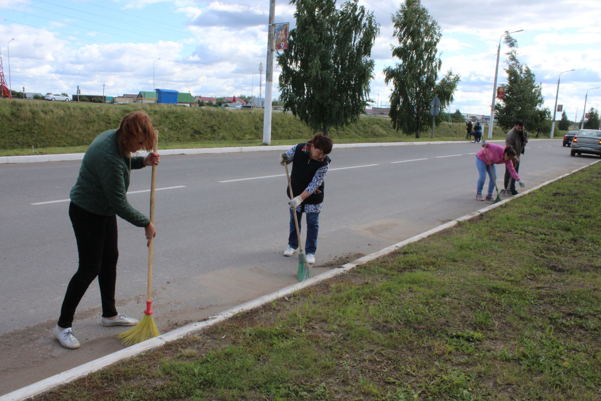 В Менделеевске проходят городские субботники