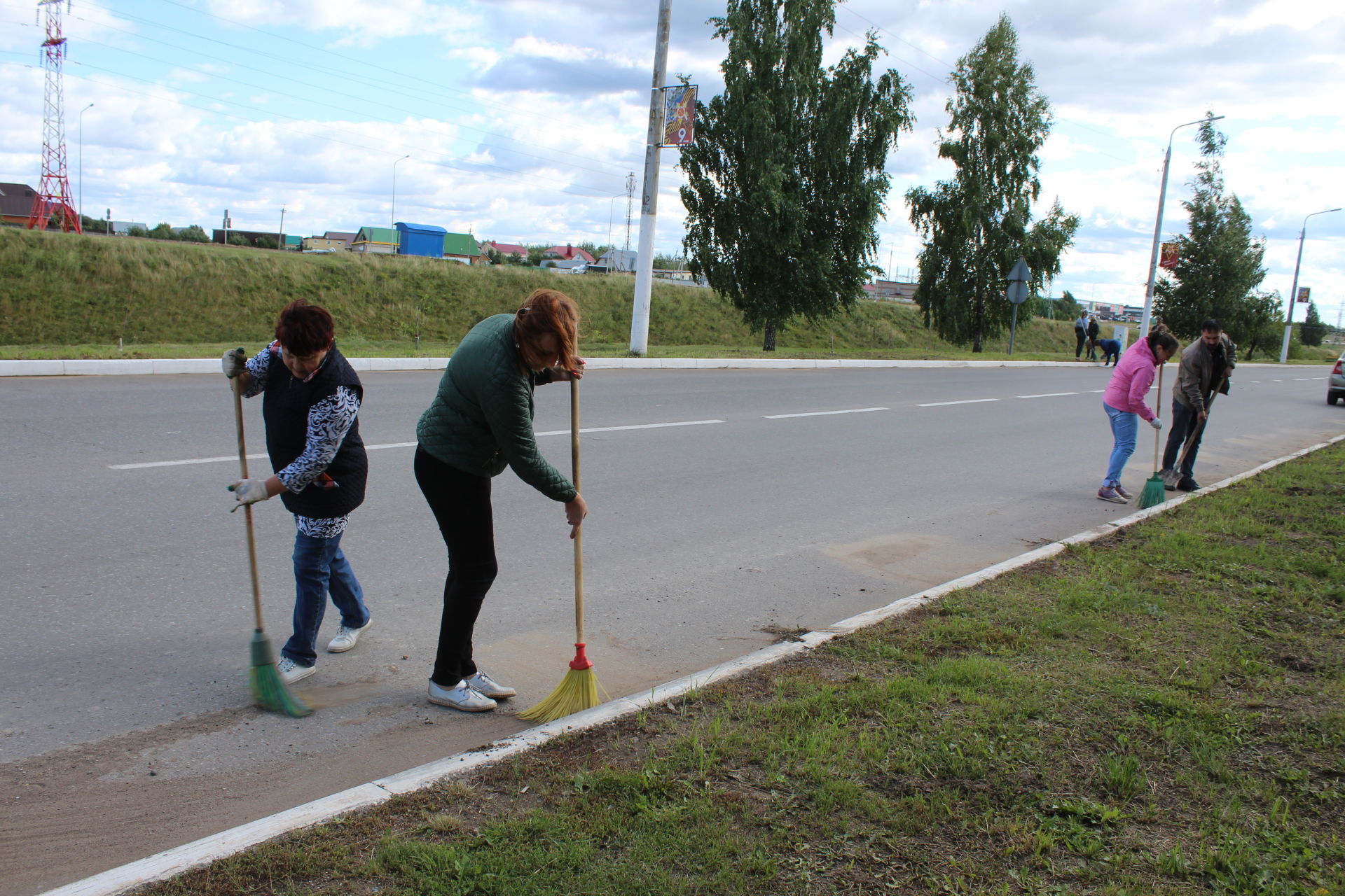 В Менделеевске проходят городские субботники