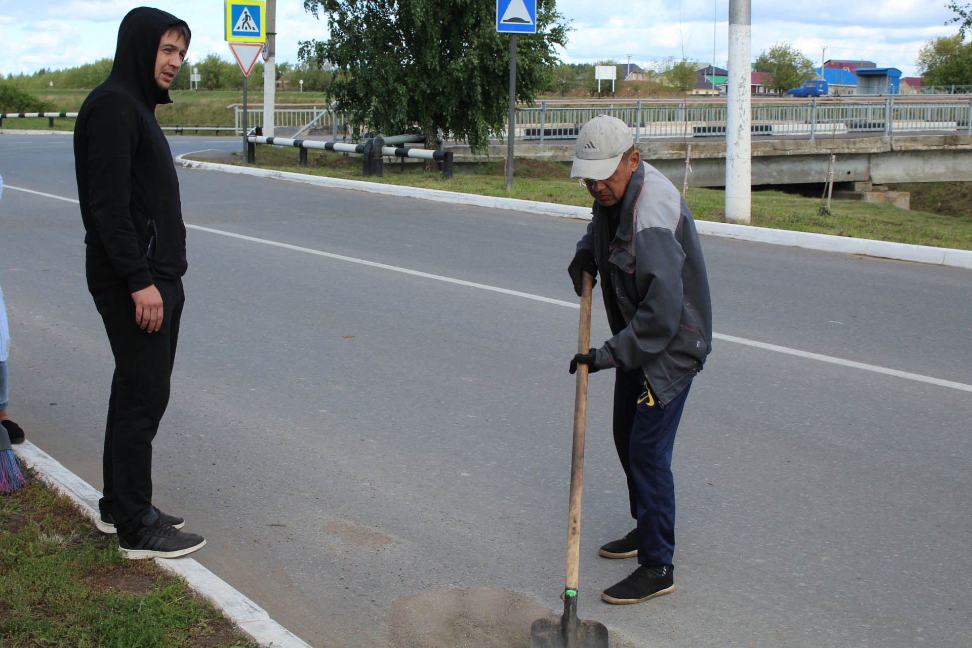 В Менделеевске проходят городские субботники