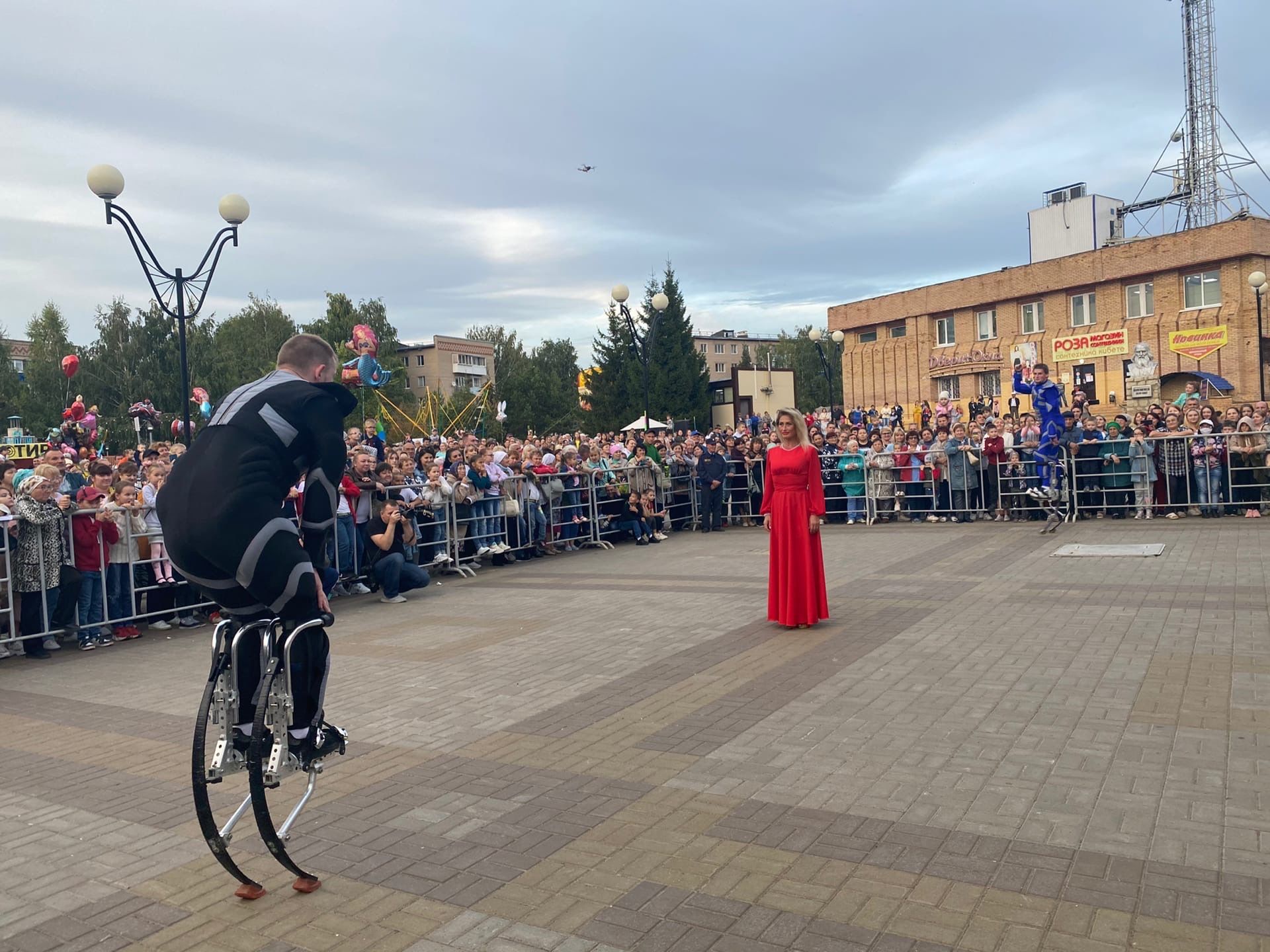 ТР халык һәм атказанган артистлары Гүзәл Уразова һәм Илдар Хәкимов Шәһәр көне бәйрәменең бизәге булдылар