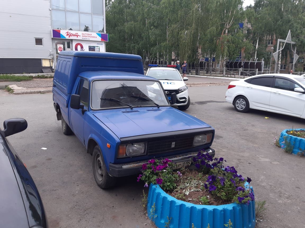 В Менделеевске пьяный автомобилист врезался в здания