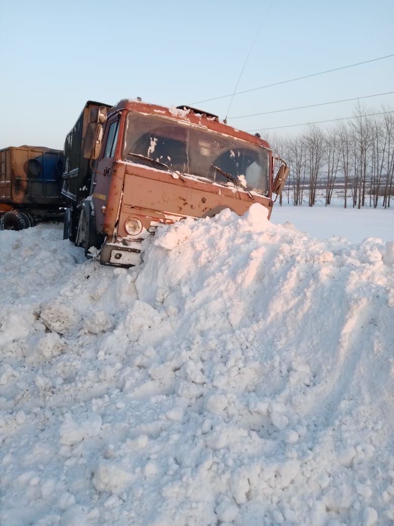 В Менделеевском районе столкнулись два авто и «КАМАЗ»