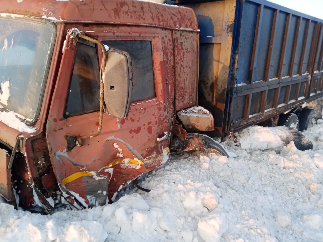 В Менделеевском районе столкнулись два авто и «КАМАЗ»