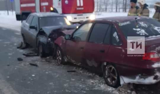 В Менделеевском районе столкнулись лоб в лоб две легковушки