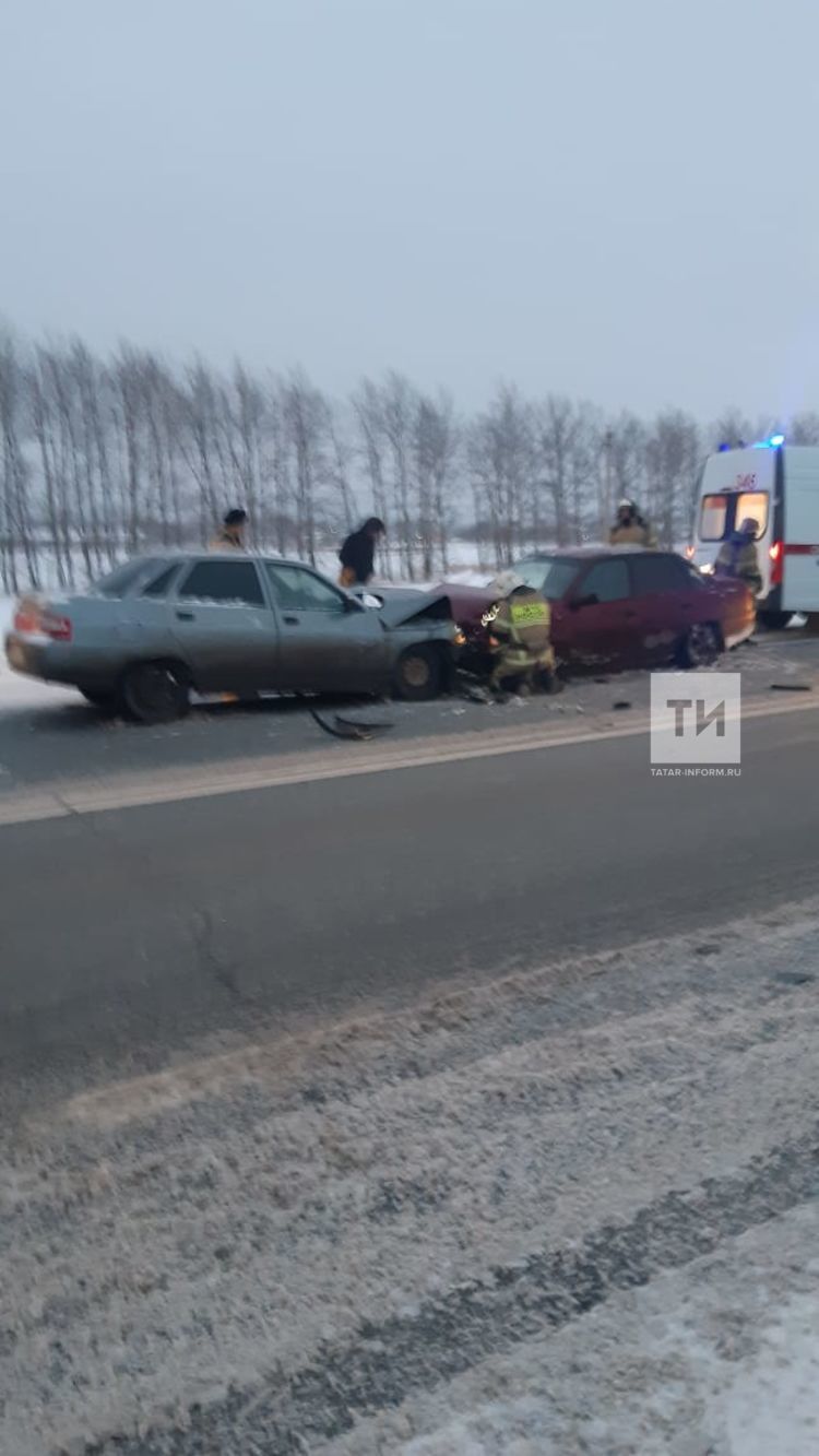 В Менделеевском районе столкнулись лоб в лоб две легковушки