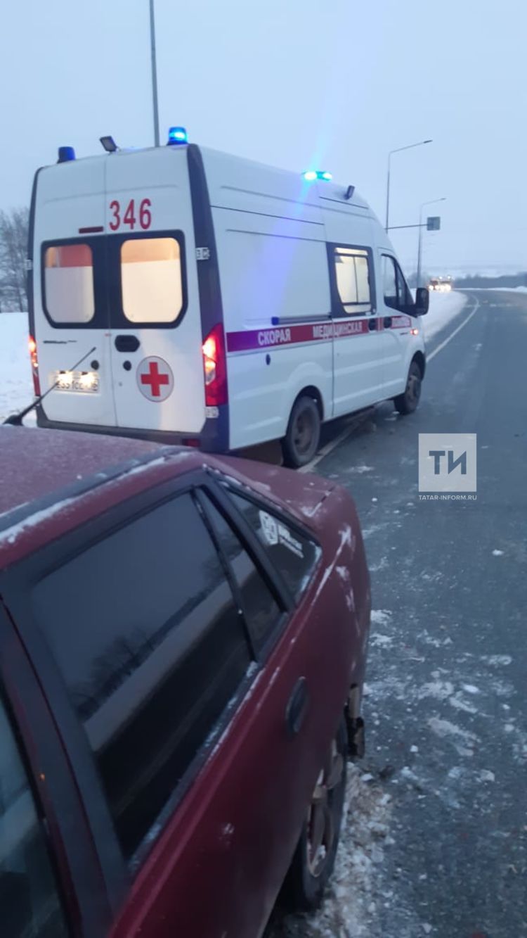 В Менделеевском районе столкнулись лоб в лоб две легковушки