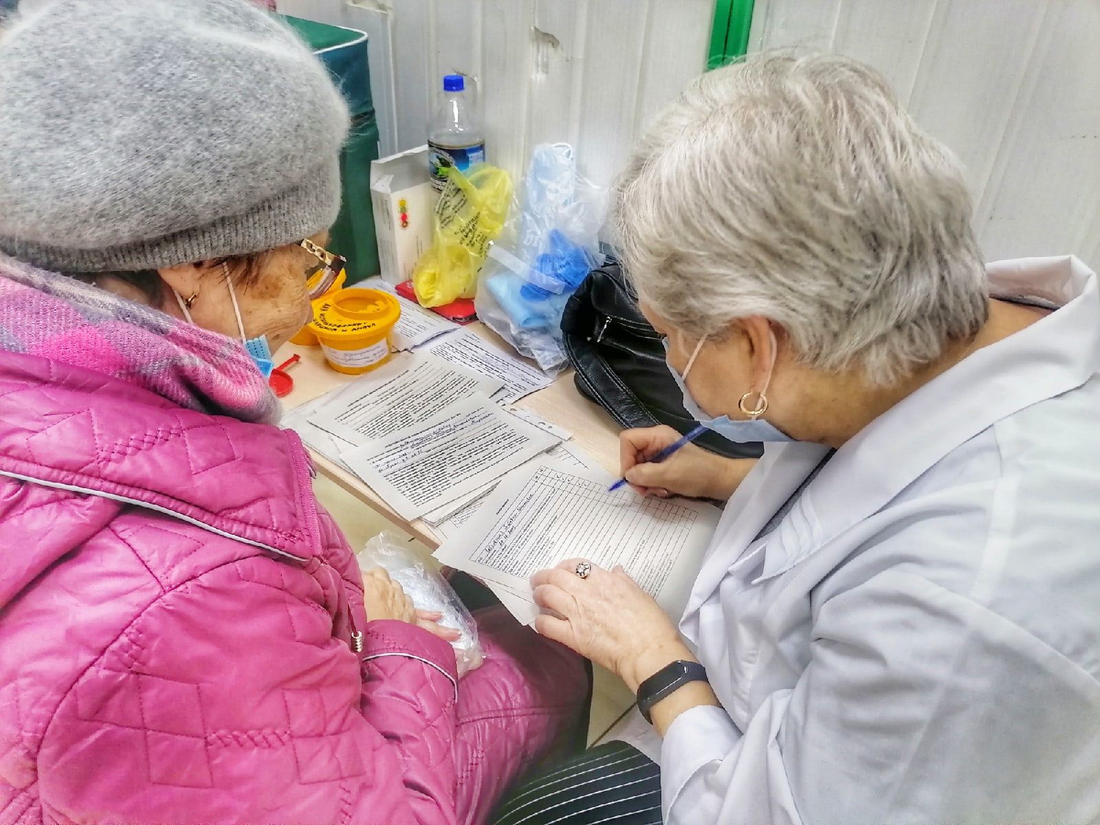 Менделеевцы сделали прививку от гриппа и коронавируса в торговом центре