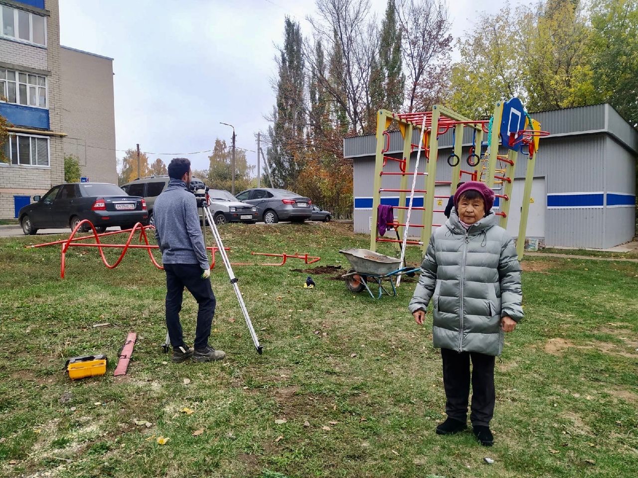 В нескольких дворах Менделеевска появились новые детские площадки