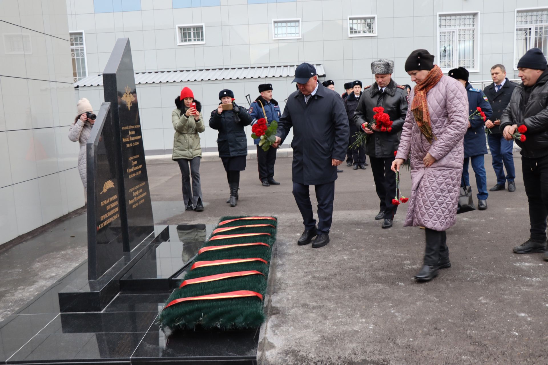 В Менделеевске открыли мемориал памяти погибшим сотрудникам внутренних дел