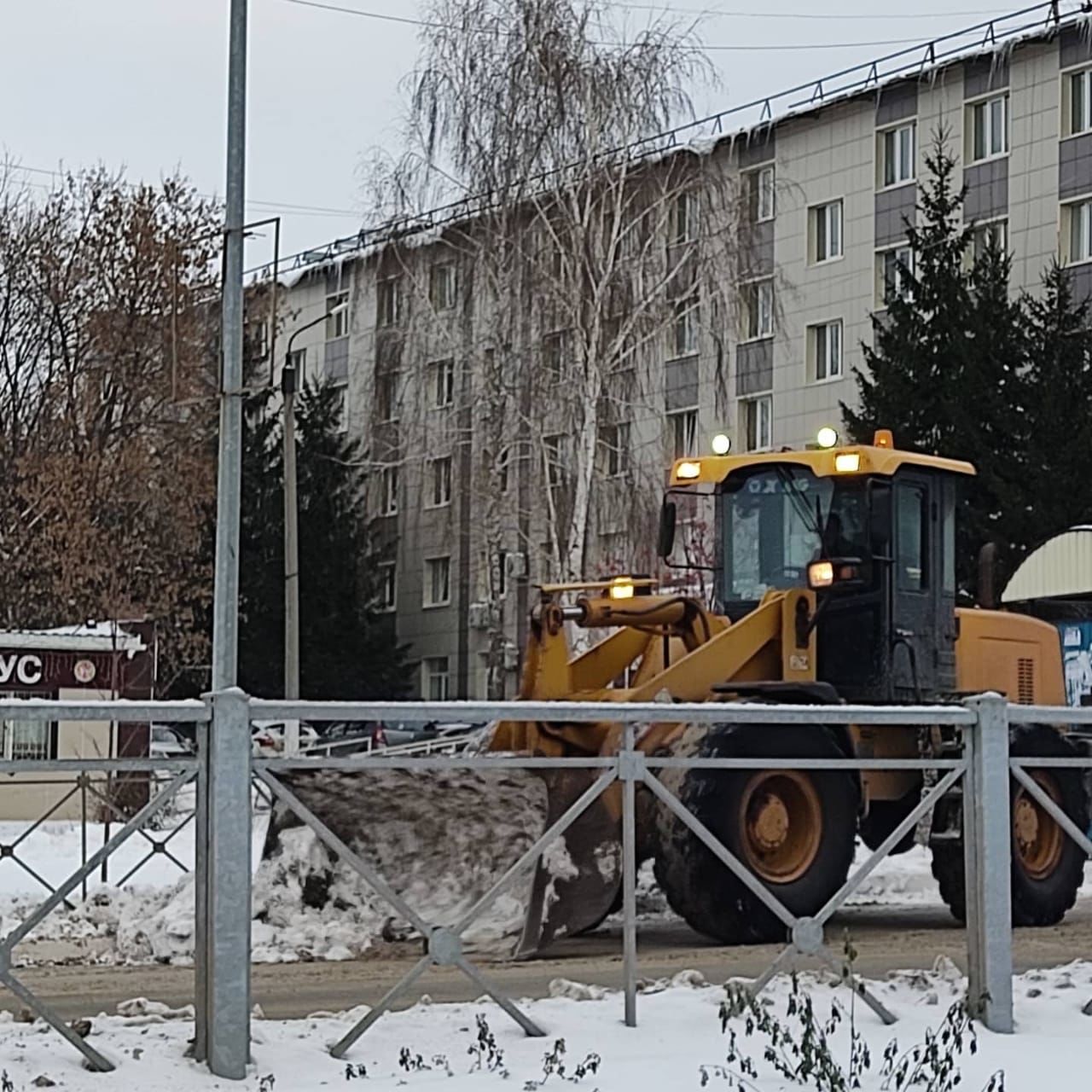 В Менделеевске активно работает снегоуборочная техника