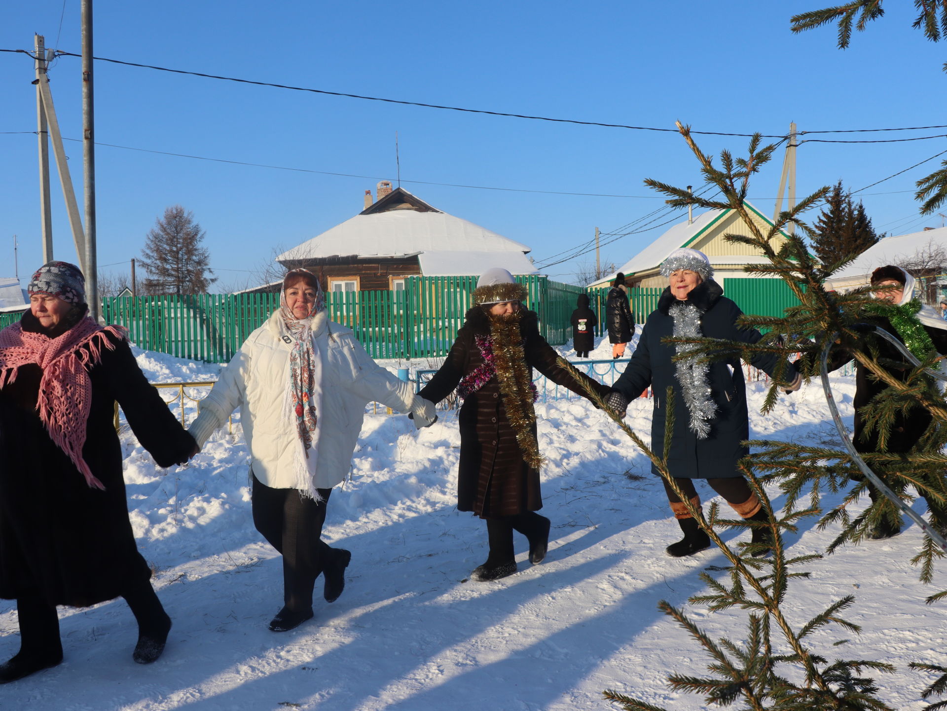 Ребят ТОС «Поселок» посетили сказочные герои на новогодней елке