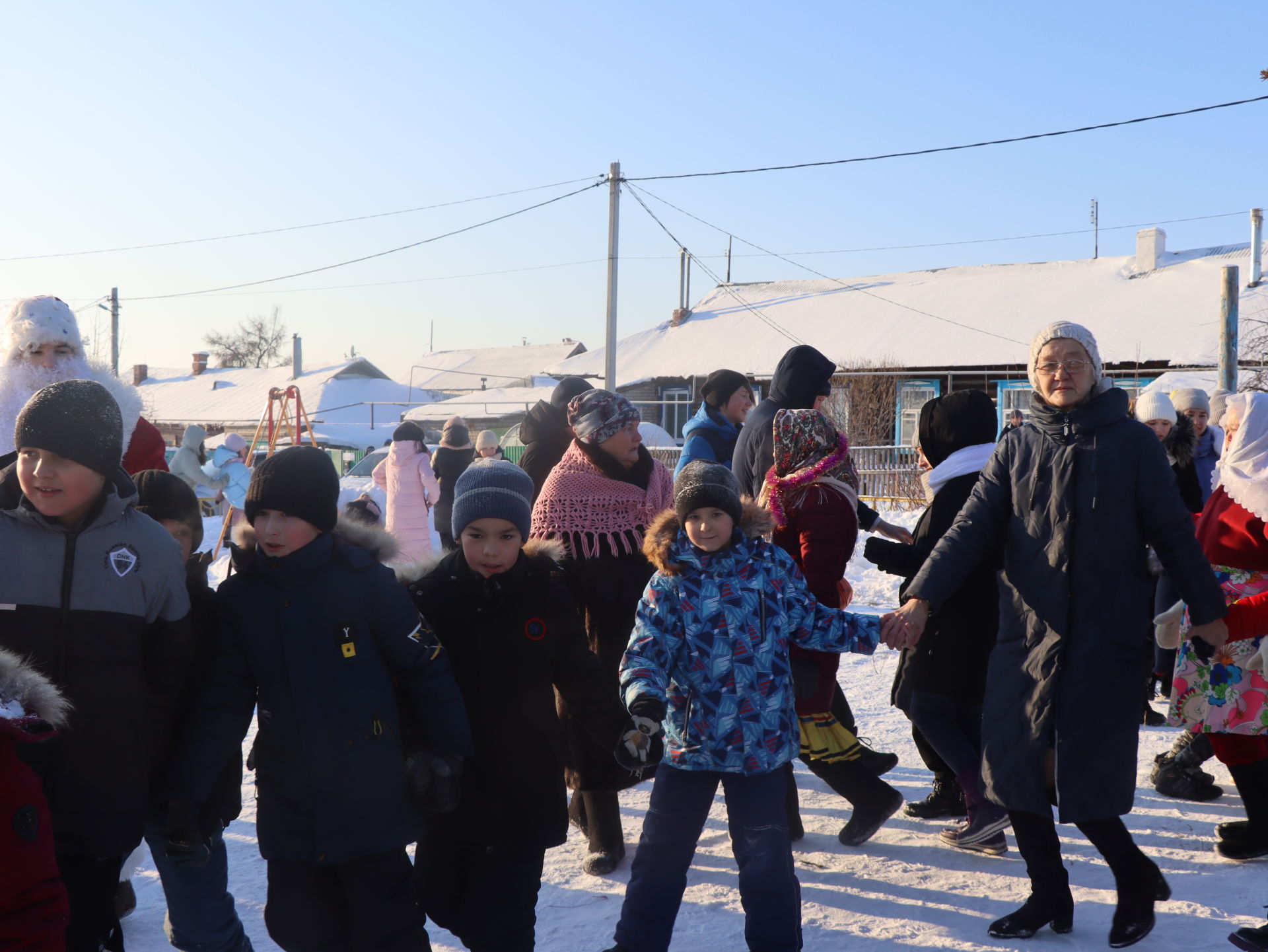 Ребят ТОС «Поселок» посетили сказочные герои на новогодней елке