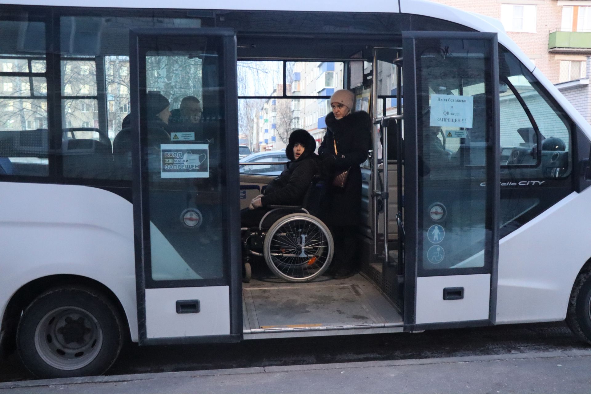 В Менделеевске колясочники протестировали пандусы в новой маршрутке