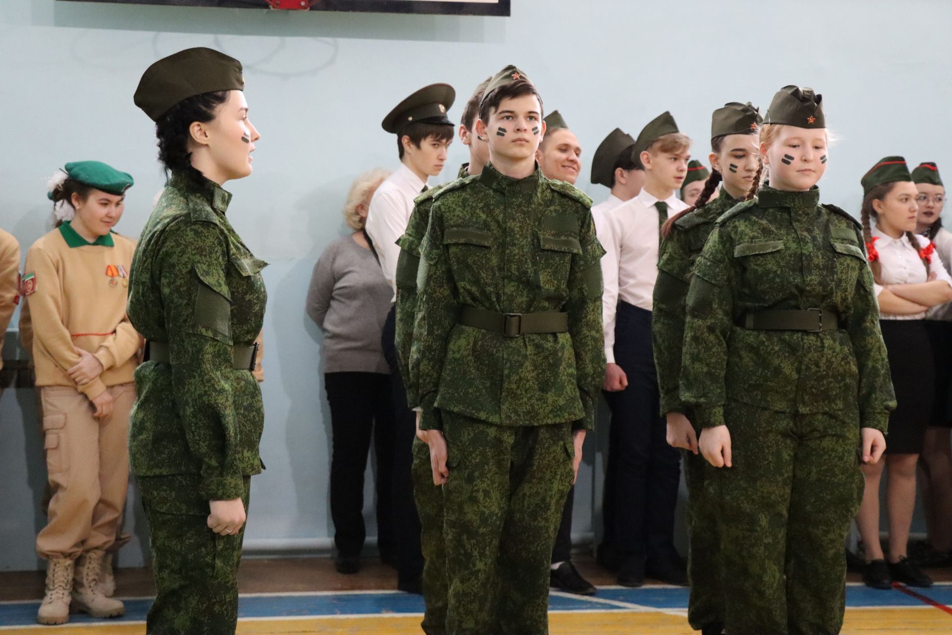 Менделеевские школьники показали мастерство выполнения строевых команд