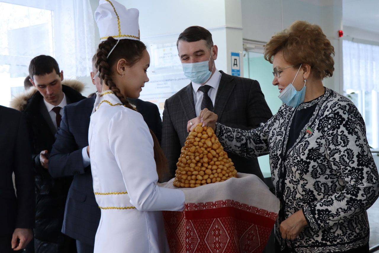 Татьяна Ларионова открыла шахматный клуб «Гамбит» в Менделеевской школе