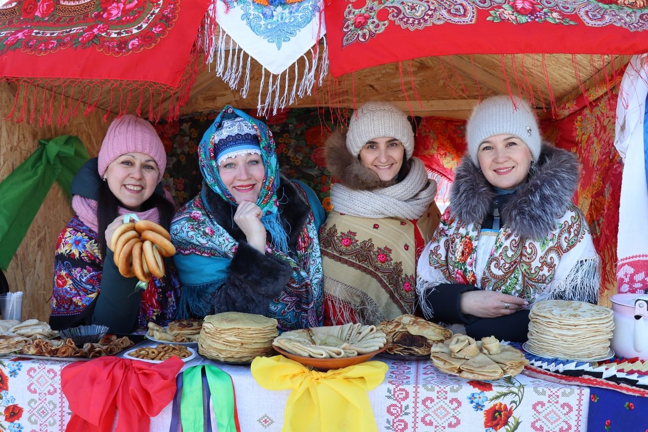 В Менделеевске отметили Масленицу блинами, хороводами и народными забавами