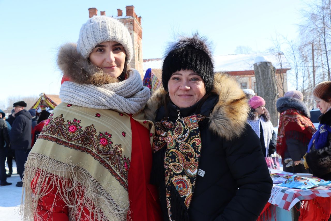 В Менделеевске отметили Масленицу блинами, хороводами и народными забавами