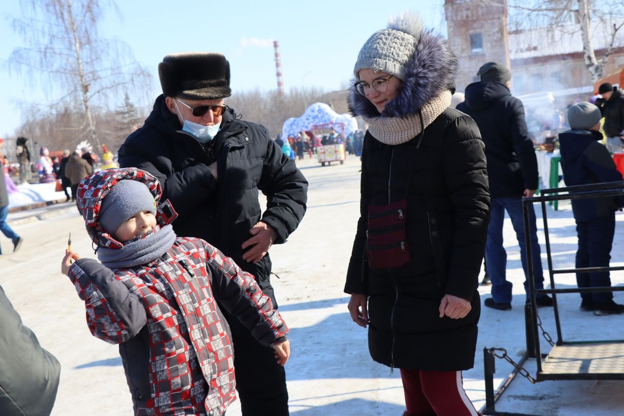 В Менделеевске отметили Масленицу блинами, хороводами и народными забавами