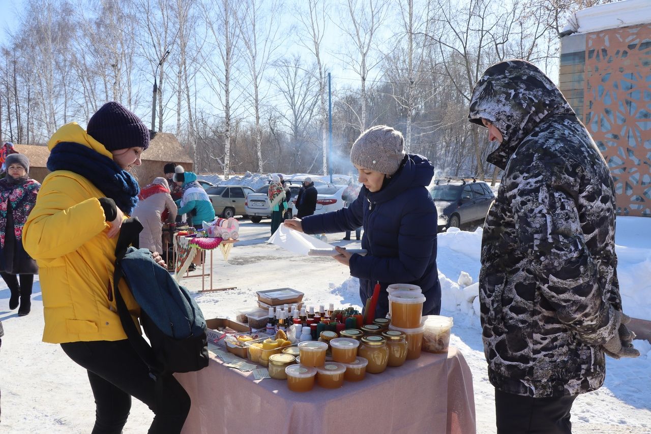 В Менделеевске отметили Масленицу блинами, хороводами и народными забавами