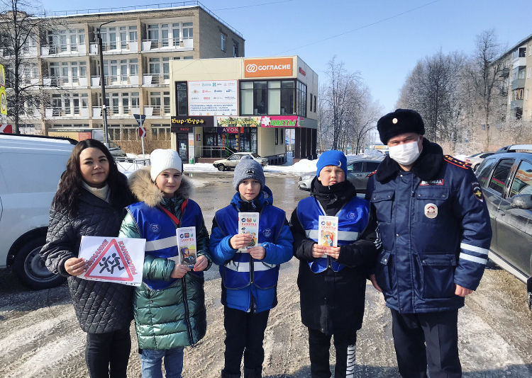 В Менделеевске школьники попросили жителей не нарушать ПДД