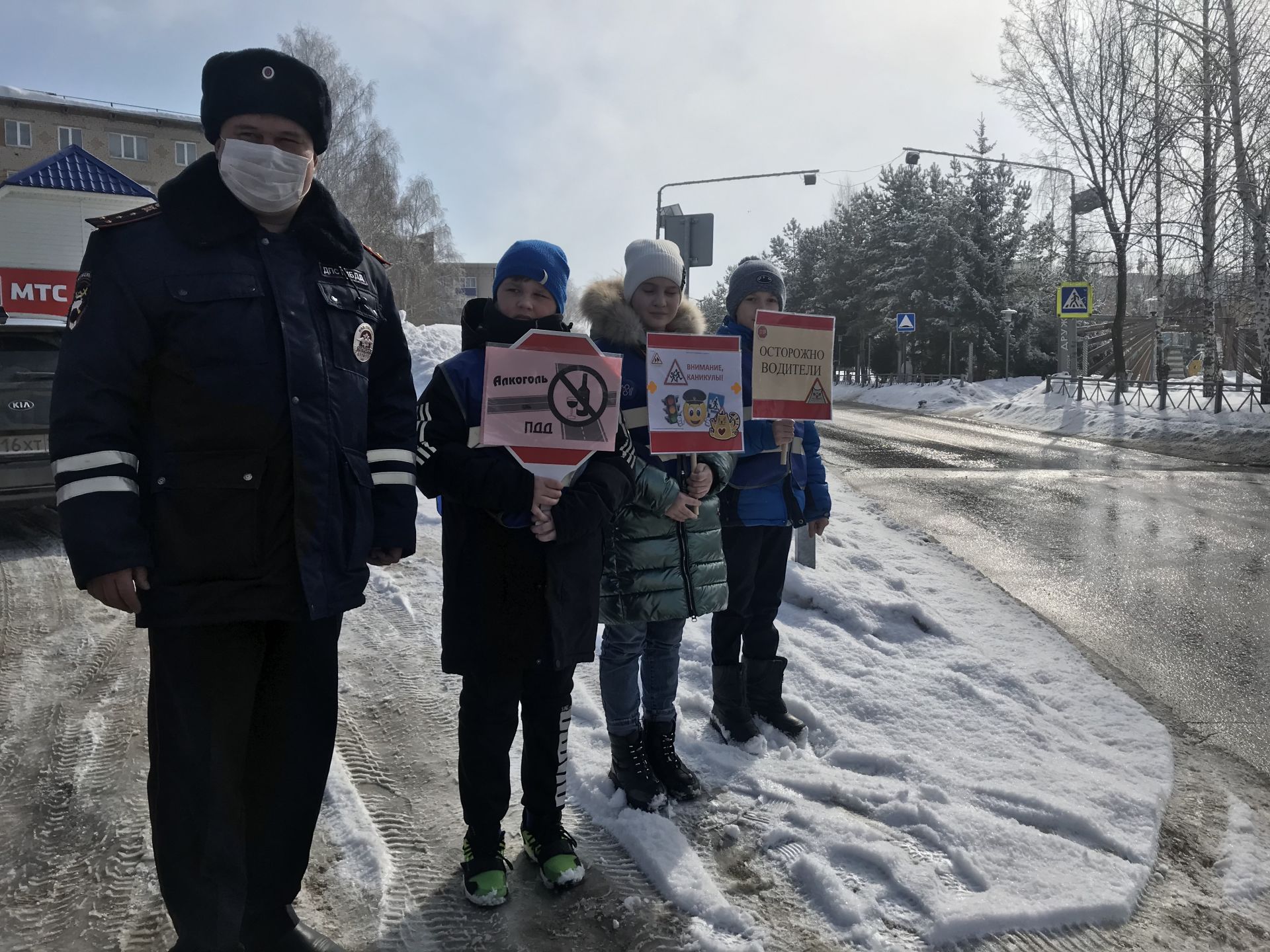 В Менделеевске школьники попросили жителей не нарушать ПДД