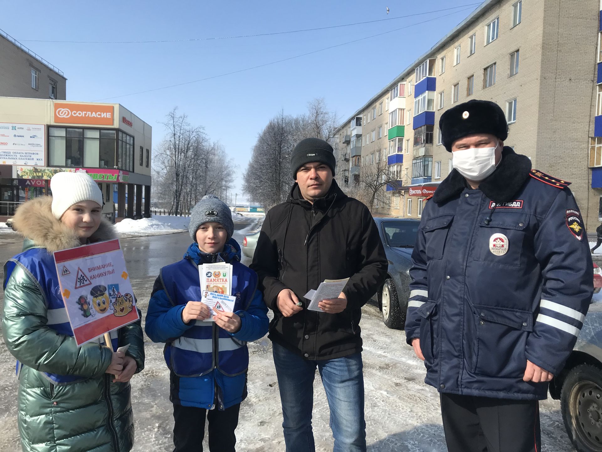 В Менделеевске школьники попросили жителей не нарушать ПДД