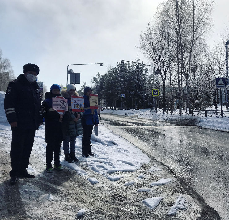 В Менделеевске школьники попросили жителей не нарушать ПДД