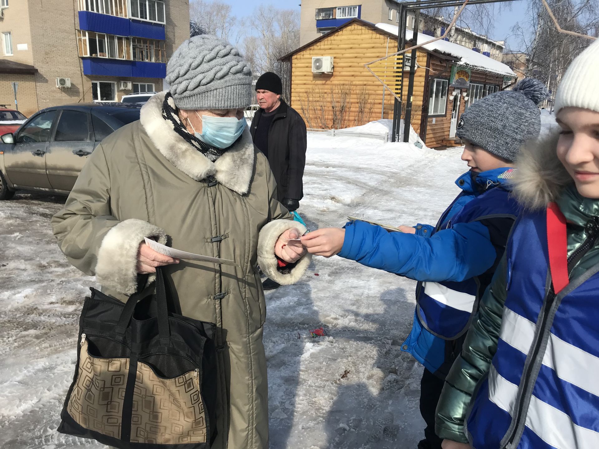 В Менделеевске школьники попросили жителей не нарушать ПДД